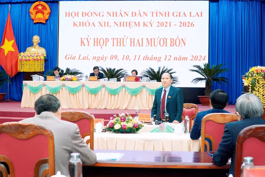 pho-bi-thu-tinh-uy-chu-tich-ubnd-tinh-rah-lan-chung-tra-loi-chat-van-tai-ky-hop-anh-dt.jpg