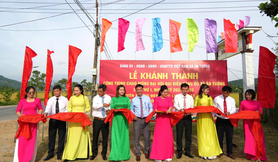Các đại biểu cắt băng khánh thành công trình tuyến đường đèn năng lượng mặt trời. Ảnh: T.B z6868230668187-b620fe28f58e3fd9966801f1caf953b5.jpg
