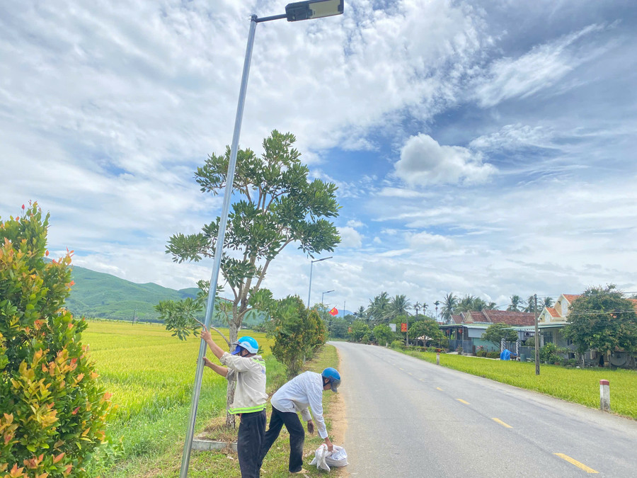 Tuyến đường đèn năng lượng mặt trời có chiều dài hơn 2 km. Ảnh: T.B z6854667045616-812a1ac1abf0aae5fe2d5da99b2da937.jpg