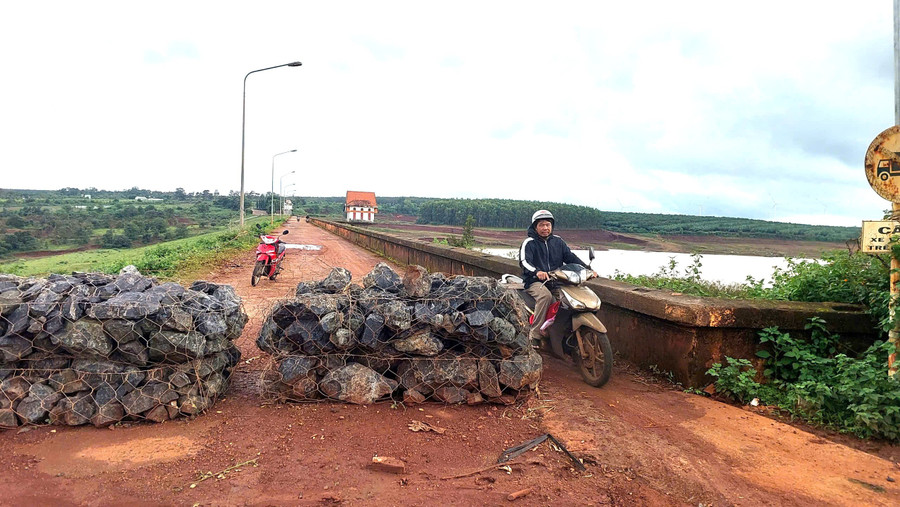 Đơn vị quản lý, vận hành phối hợp với UBND xã Bờ Ngoong rào chắn, hạn chế người và phương tiện cơ giới đi lại trên đập Ia Ring. Ảnh: Q.T cong-ty-tnhh-mootjt-hanh-vien-khai-thac-cong-trinh-thuy-loi-gia-lai-cu-chu-dong-phoi-hop-voi-ubnd-xa-bo-ngoong-rao-chan-han-che-nguoi-va-phuong-tien-co-gioi-di-lai-tren-dap.jpg
