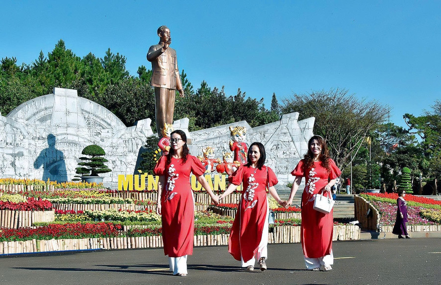 Người dân, du khách dạo chơi, tham quan Quảng trường Đại Đoàn Kết trên địa bàn phường Pleiku. Ảnh Đ.T 43.jpg