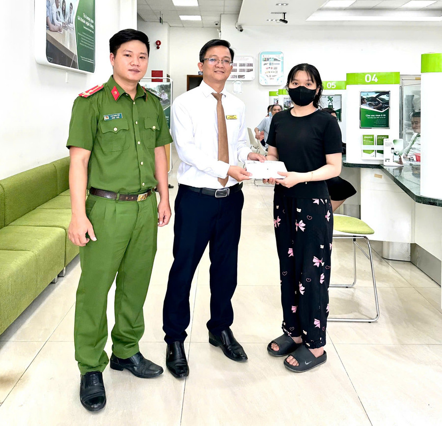 Anh Ngô Trọng Điểm-Phó Trưởng Phòng Giao dịch Bồng Sơn - Vietcombank Chi nhánh Bình Định trao lại 40 triệu đồng tiền mặt cho chị N.N.T. Ảnh: ĐVCC 10.jpg