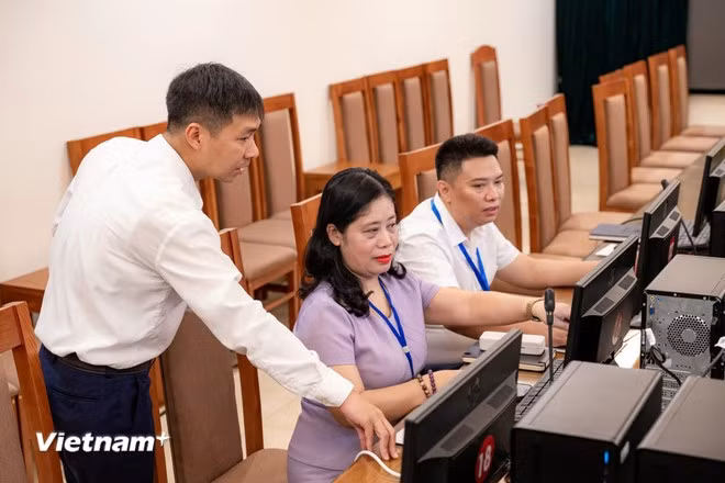 Việc thực hiện chế độ chính sách thể hiện sự ghi nhận, biểu dương với những cán bộ, công chức, viên chức tự nguyện nghỉ do tác động của sắp xếp bộ máy. (Ảnh: PV/Vietnam+)