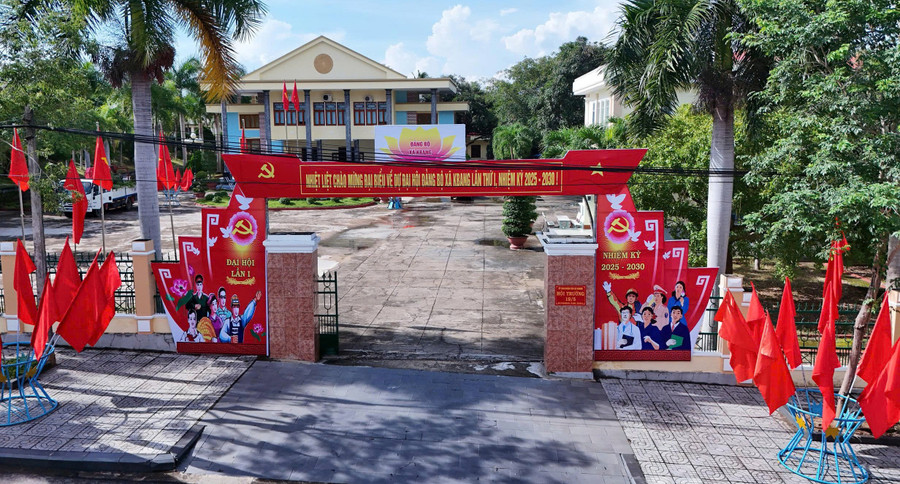 Xã Kbang rực rỡ cờ hoa chào mừng Đại hội Đại biểu Đảng bộ xã lần thứ I, nhiệm kỳ 2025 - 2030. Ảnh: Đức Hải 62.jpg