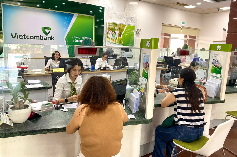 Nhân viên Vietcombank Chi nhánh Bình Định tư vấn khách hàng thực hiện giao dịch. Ảnh: N.C 2.jpg