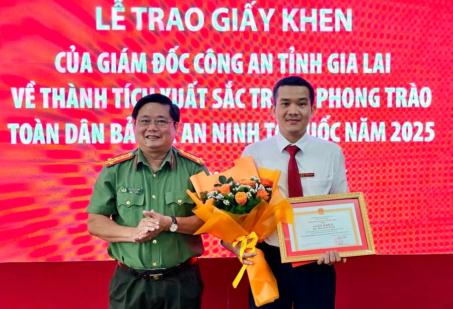 Anh Mai Xuân Thịnh-Nhân viên Phòng Giao dịch Đề Gi - Agribank Chi nhánh Bình Định được Công an tỉnh tuyên dương. Ảnh: ĐVCC 3.jpg
