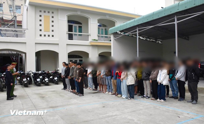 Công an đọc lệnh khởi tố một số đối tượng trong đường dây &quot;núp bóng&quot; công ty công nghệ để vi phạm pháp luật. Ảnh: Công an Đà Nẵng