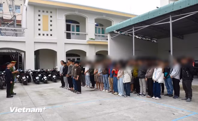 Công an đọc lệnh khởi tố một số đối tượng trong đường dây "núp bóng" công ty công nghệ để vi phạm pháp luật. Ảnh: Công an Đà Nẵng