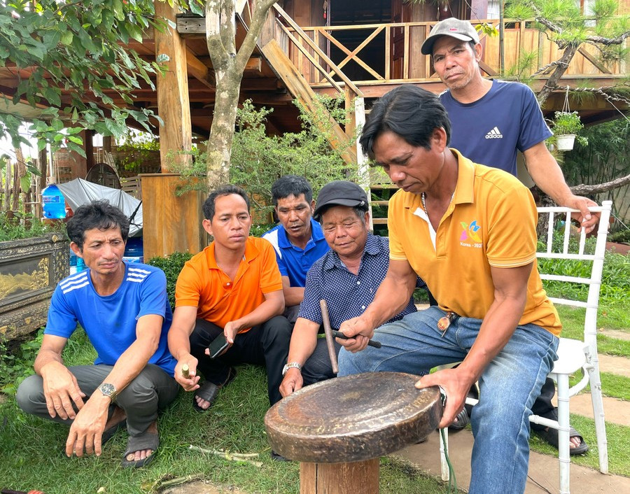 Řemeslníci z kmene Jrai se účastní kurzu ladění gongů pořádaného Ministerstvem kultury, sportu a cestovního ruchu. Foto: Lam Nguyen nghe-nhan-chinh-chieng.jpg