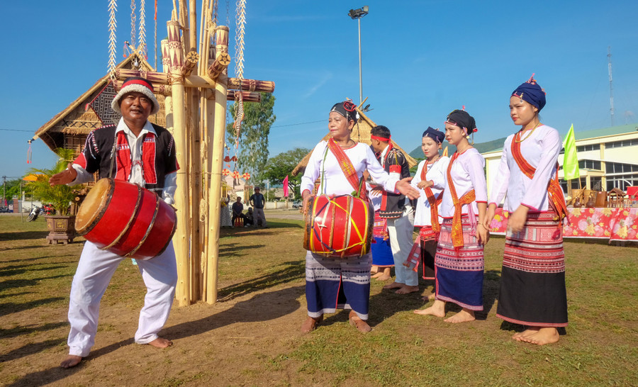 Unikátní umění hry na buben Kơ Toang kmene Cham H’roi se předává další generaci. Foto: Ngoc Nhuận nghe-thuat-trong.jpg