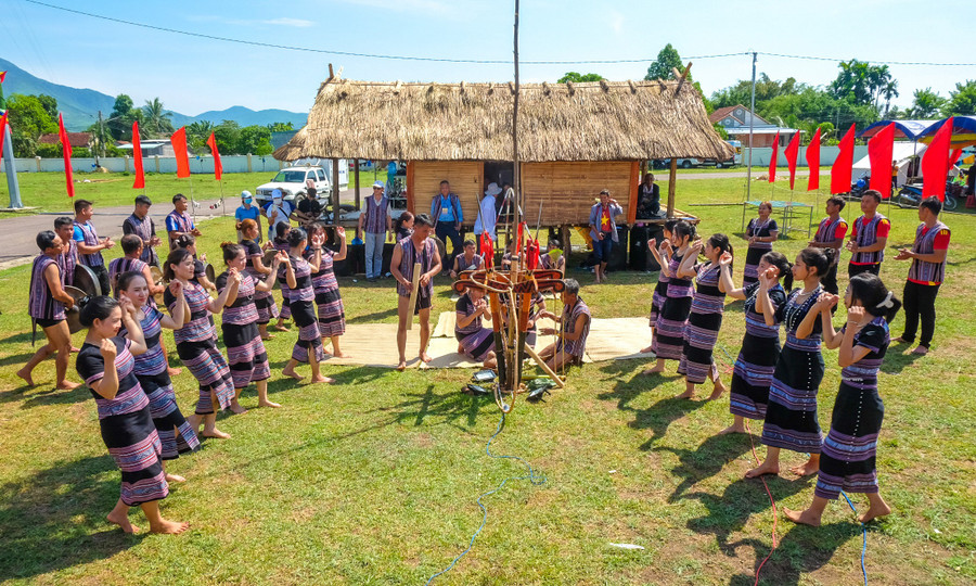 Tradiční kulturní dědictví lidu H're je zachováváno a jeho hodnota je propagována. Foto: Ngoc Nhuan bao-ton-van-hoa.jpg