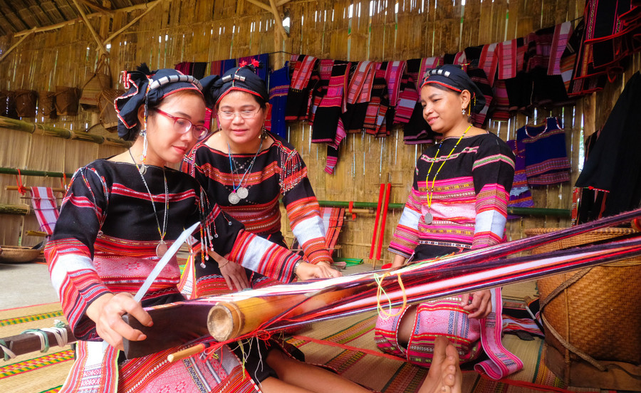 Řemeslo tkaní brokátu kmene Bahnar K'riêm bylo obnoveno a nyní slouží cestovnímu ruchu. Foto: Ngoc Nhuan nghe-nhan-tho-cam.jpg