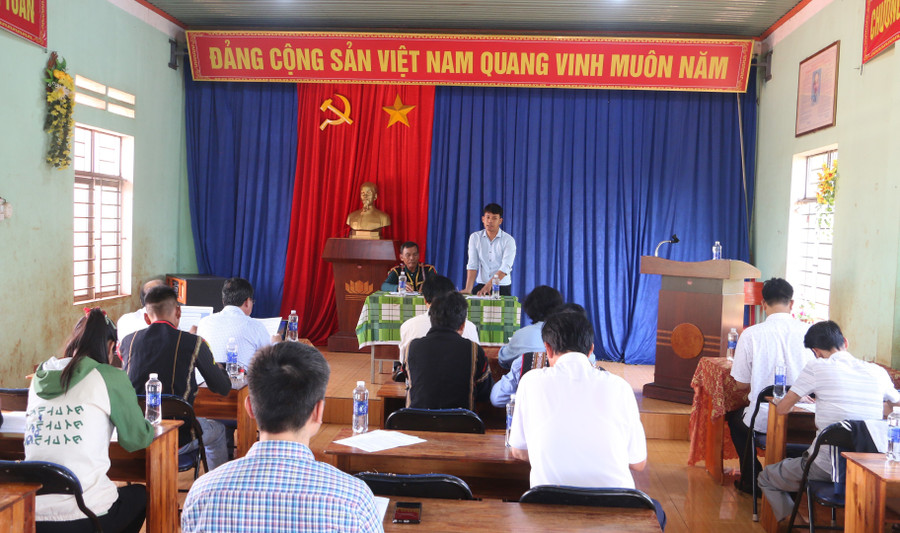 ទិដ្ឋភាពនៃកិច្ចប្រជុំក្រឡាបក្សនៅភូមិលូរុង។ រូបថត៖ Quang Tan quang-canh-buoi-sinh-hoat-chi-bo-thon-luh-rung-anh-quang-tan.jpg
