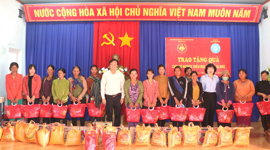 Trao quà cho 50 hộ nghèo trên địa bàn xã Ia Hrú. Ảnh: Quang Tấn trao-qua-cho-50-ho-ngheo-tren-dia-ban-xa-ia-hru-anh-quang-tan.jpg