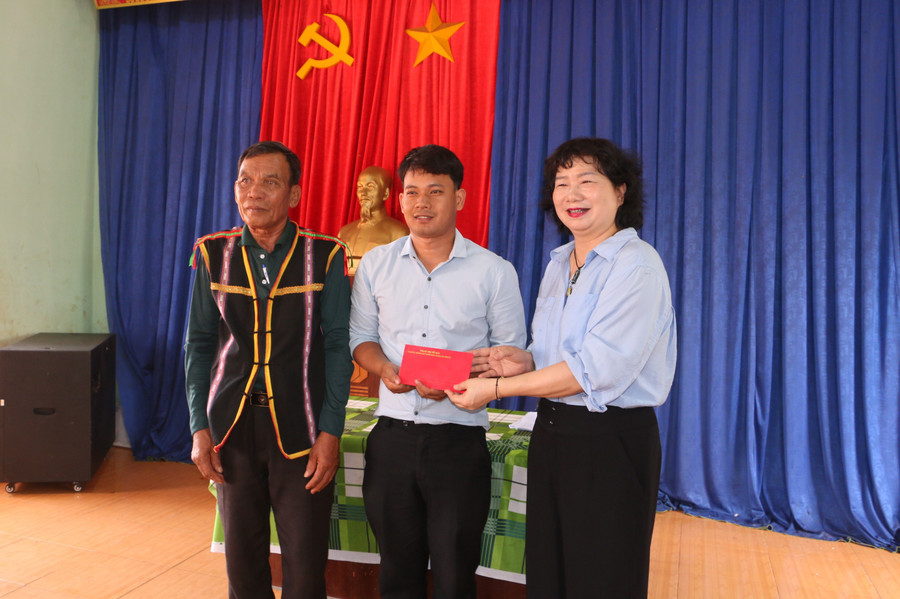 ប្រធានមន្ទីរឃោសនាការ និងចលនាមហាជននៃគណៈកម្មាធិការបក្សខេត្ត នាំអំណោយដល់ក្រឡាបក្សភូមិលូរុង ។ រូបថត៖ Quang Tan truong-ban-tuyen-giao-va-dan-van-tinh-uy-da-trao-qua-cho-chi-bo-thon-luh-rung-anh.jpg