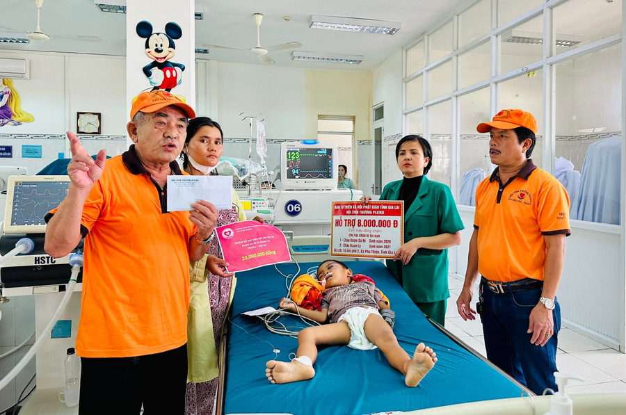 Đại diện Hội tình thương Pleiku trao tiền hỗ trợ đến bệnh nhi khó khăn điều trị tại Bệnh viện Nhi tỉnh Gia Lai. Ảnh: Như Nguyện 2-339.jpg