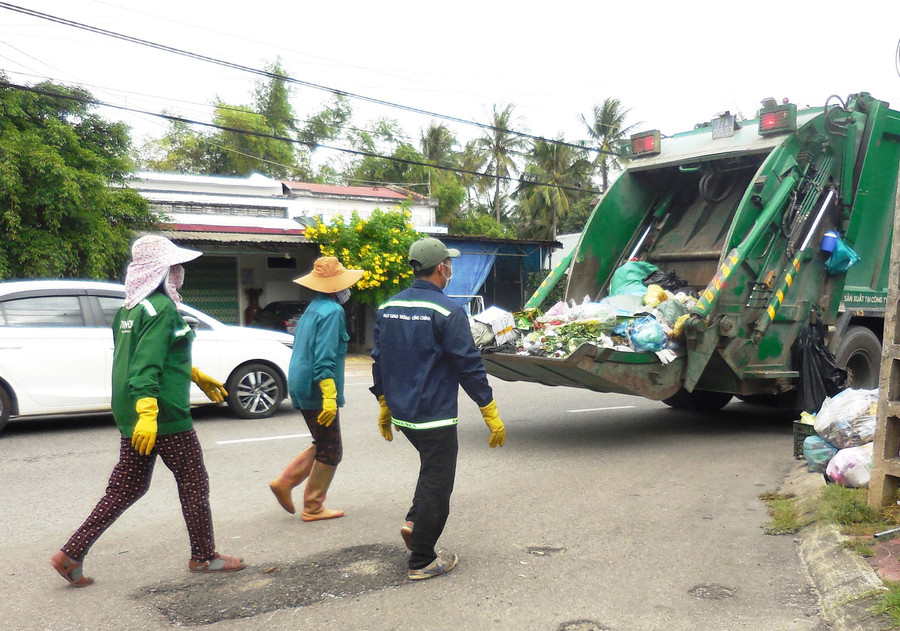 Thu gom rác thải trên địa bàn xã Phù Cát. Ảnh: V.L 92.jpg