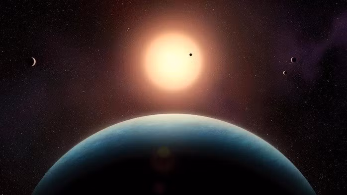 Ảnh đồ họa mô tả hệ sao L 98-59 với 5 hành tinh, bao gồm siêu Trái Đất L 98-59 f ở tiền cảnh - Ảnh: ĐẠI HỌC MONTREAL