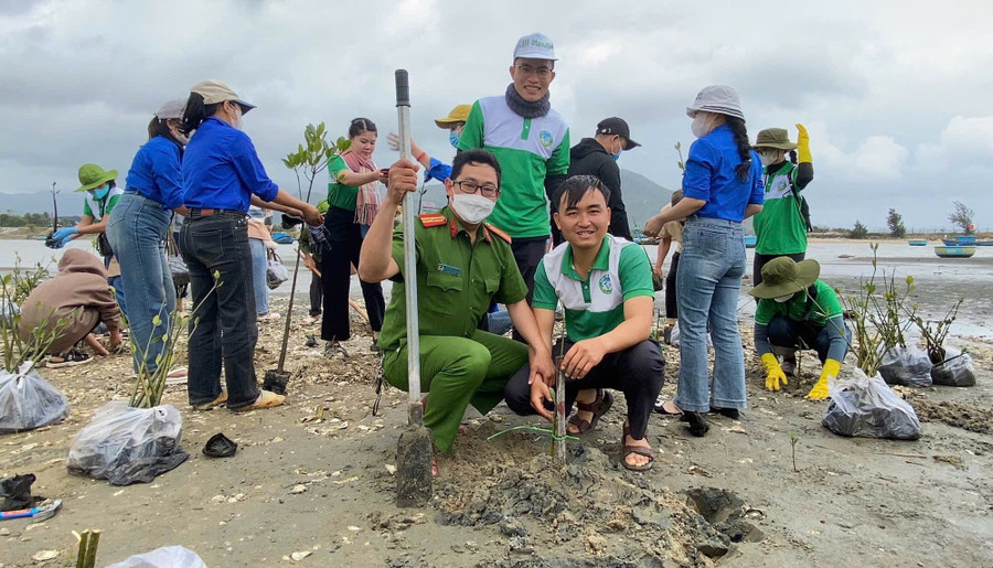 Các thành viên dự án Hành trình xanh tham gia hoạt động trồng cây tại xã Đề Gi. Ảnh: Phan Lài 1-8907.jpg