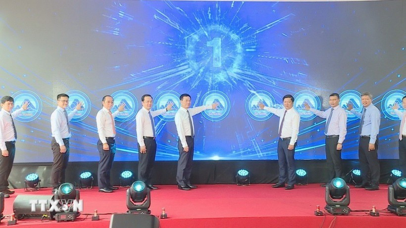 Các đại biểu bấm nút khởi động Dự án Phòng thí nghiệm phục vụ sản xuất công nghệ đóng gói tiên tiến (Fab-Lab) tại thành phố Đà Nẵng. (Ảnh: Khoa Chương/TTXVN) cong-nghe-dong.jpg