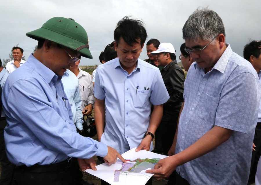 Phó Chủ tịch UBND tỉnh, kiêm Trưởng ban Quản lý Khu kinh tế tỉnh Nguyễn Tự Công Hoàng (bía trái) kiểm tra, khảo sát thực địa khu vực xây dựng Khu công nghiệp Phù Mỹ. Ảnh: T.SỸ 42.jpg
