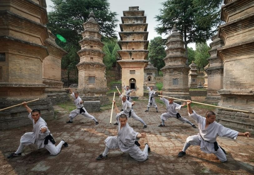 Các nhà sư Thiếu Lâm luyện võ tại rừng tháp của chùa. Ảnh: Xinhua 2-2721.jpg