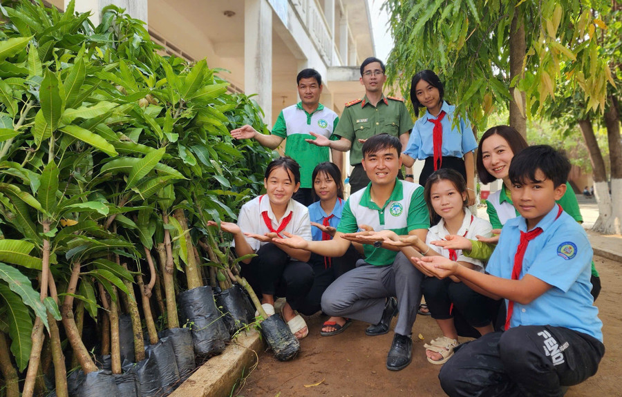 Anh Lê Tuấn Thành (hàng trước, thứ 3 từ trái sang) cùng các thành viên dự án Hành trình xanh trao tặng cây giống cho các trường học. Ảnh: Phan Lài 2-9373.jpg