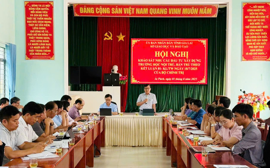 Giám đốc Sở GD&ĐT Phạm Văn Nam chủ trì hội nghị khảo sát nhu cầu đầu tư xây dựng trường học nội trú, bán trú theo Kết luận số 81-KL/TW của Bộ Chính trị. Ảnh: NVCC 2.jpg