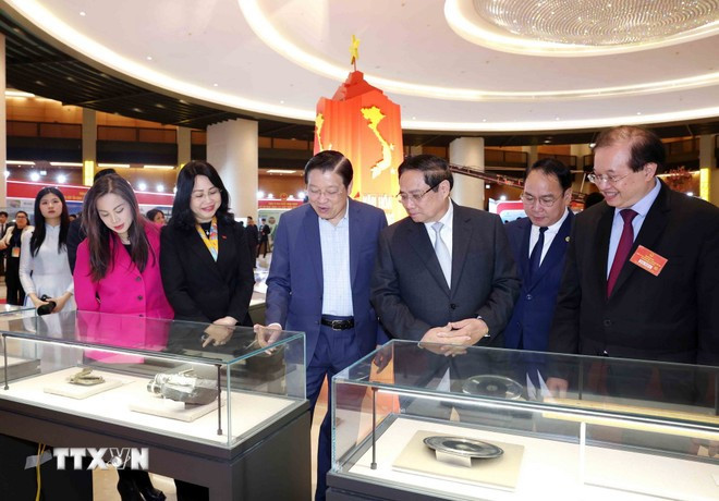 Thủ tướng Phạm Minh Chính cùng các đại biểu tham quan triển lãm "Những thành tựu nổi bật trong phát triển kinh tế và văn hóa Việt Nam". Ảnh: Phương Hoa/TTXVN