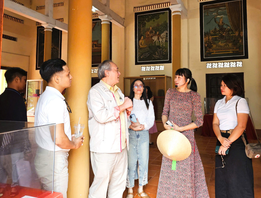 Để hiểu được bản sắc văn hóa của một vùng đất không thể thiếu vai trò của các hướng dẫn viên, thuyết minh viên. Ảnh: Minh Châu 123.jpg