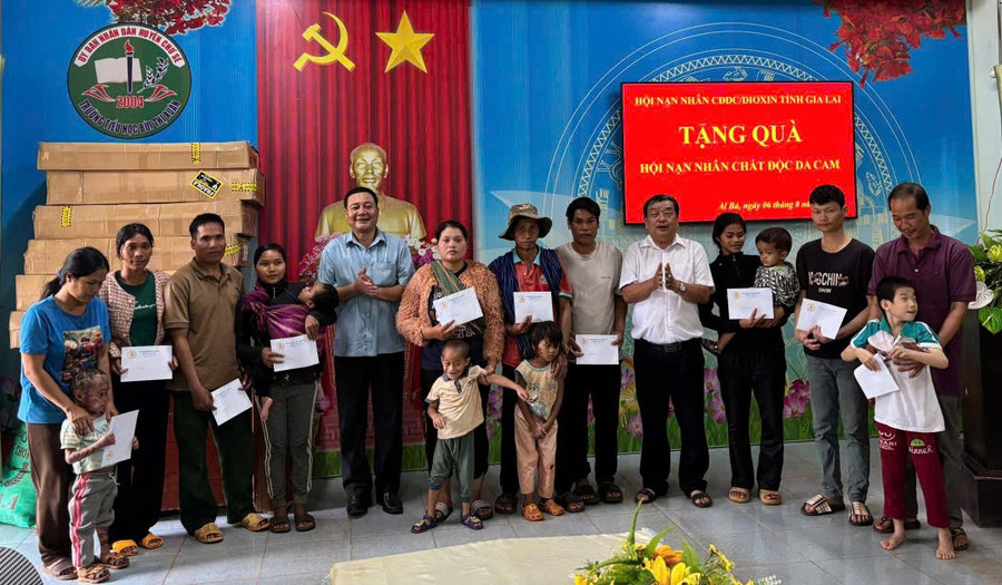 Hội Nạn nhân chất độc da cam/dioxin tỉnh tặng quà cho nạn nhân da cam/dioxin phường Ayun Pa và xã Al Bá, ngày 6.8. Ảnh: ĐVCC 10.jpg