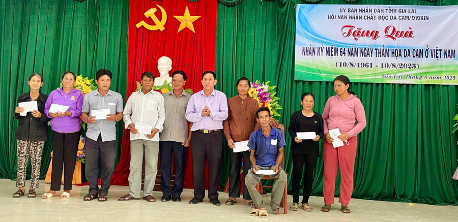 Ông Đinh Văn Đem (thứ ba từ phải sang) và các nạn nhân chất độc da cam xã Vĩnh Thịnh được nhận quà từ Hội Nạn nhân chất độc da cam/dioxin tỉnh ngày 4.8 vừa qua. Ảnh: ĐVCC 9.jpg