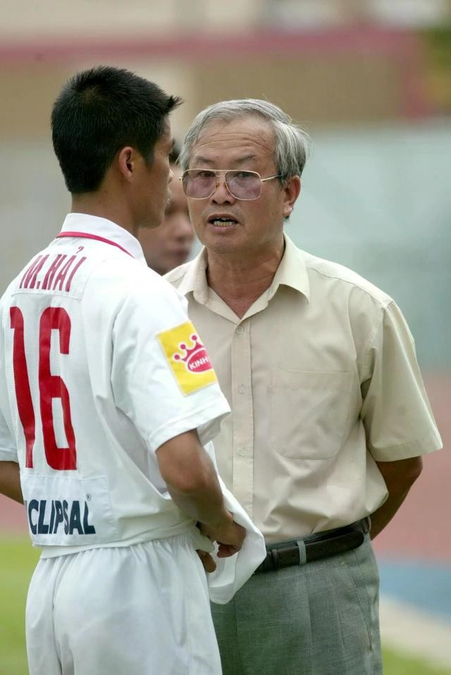 HLV Nguyễn Văn Vinh và cầu thủ HAGL. Ảnh: Khả Hòa