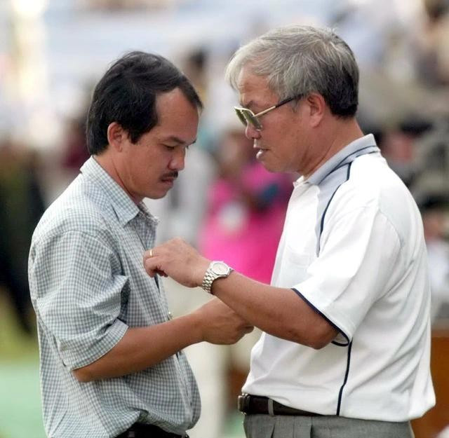 HLV Nguyễn Văn Vinh luôn tư vấn kịp thời cho bầu Đức. Ảnh: Khả Hòa