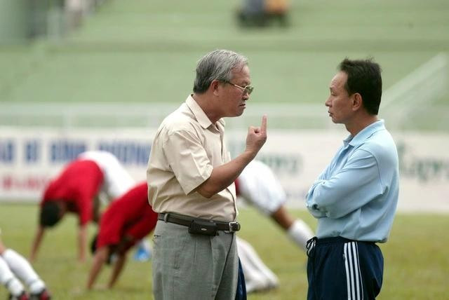 Ông Nguyễn Văn Vinh và HLV Arjhan. Ảnh: Khả Hòa