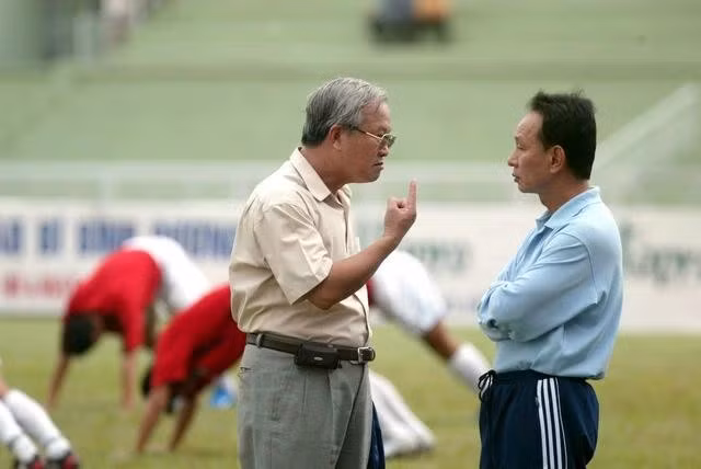 Ông Nguyễn Văn Vinh và HLV Arjhan. Ảnh: Khả Hòa