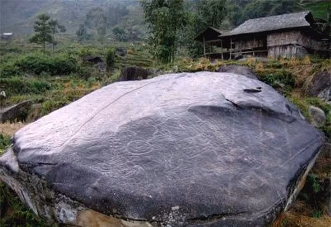 Những hình vẽ được lưu giữ trên phiến đá. Ảnh: Cổng Thông tin Điện tử tỉnh Tuyên Quang