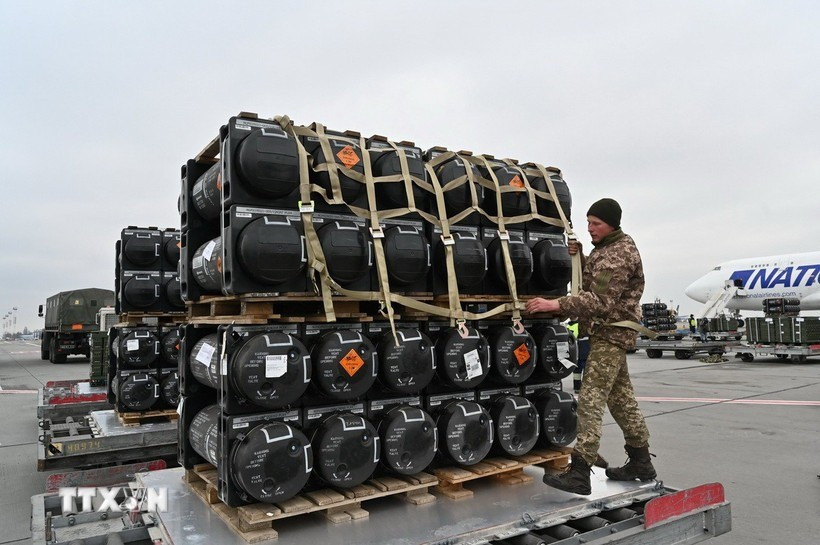 Lô tên lửa Javelins được chuyển tới sân bay ở Kiev, Ukraine ngày 11/2/2022. Ảnh: AFP/TTXVN my-thong-bao-vien-tro-quan.jpg