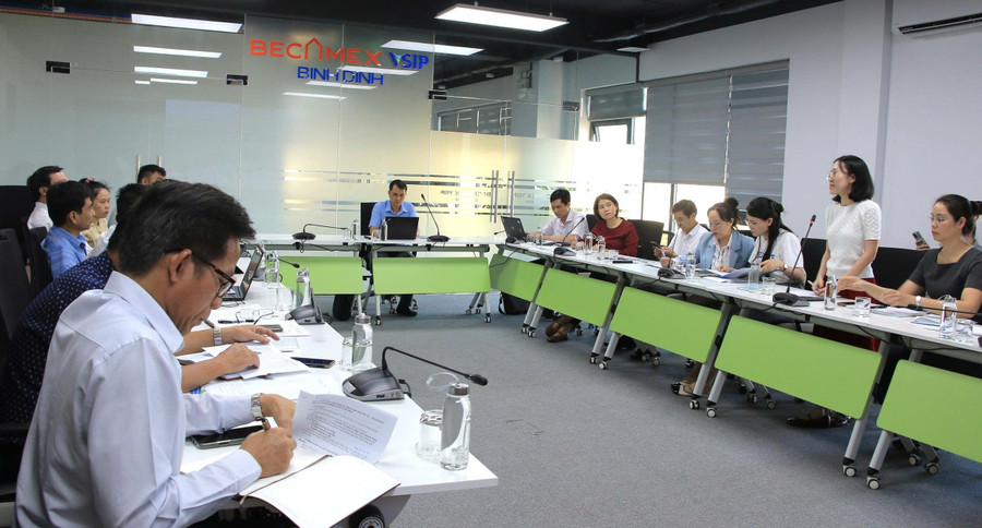워크숍에서 대표단은 Becamex VSIP Binh Dinh 산업단지 내 기업을 위한 채용 수요 및 교육 솔루션, 노동력 공급에 대해 논의했습니다. 사진: DVCC dau-tu.jpg
