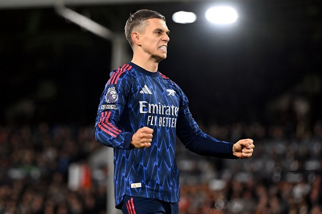 Leandro Trossard giúp Arsenal xây chắc ngôi đầu. Leandro Trossard giúp Arsenal xây chắc ngôi đầu.