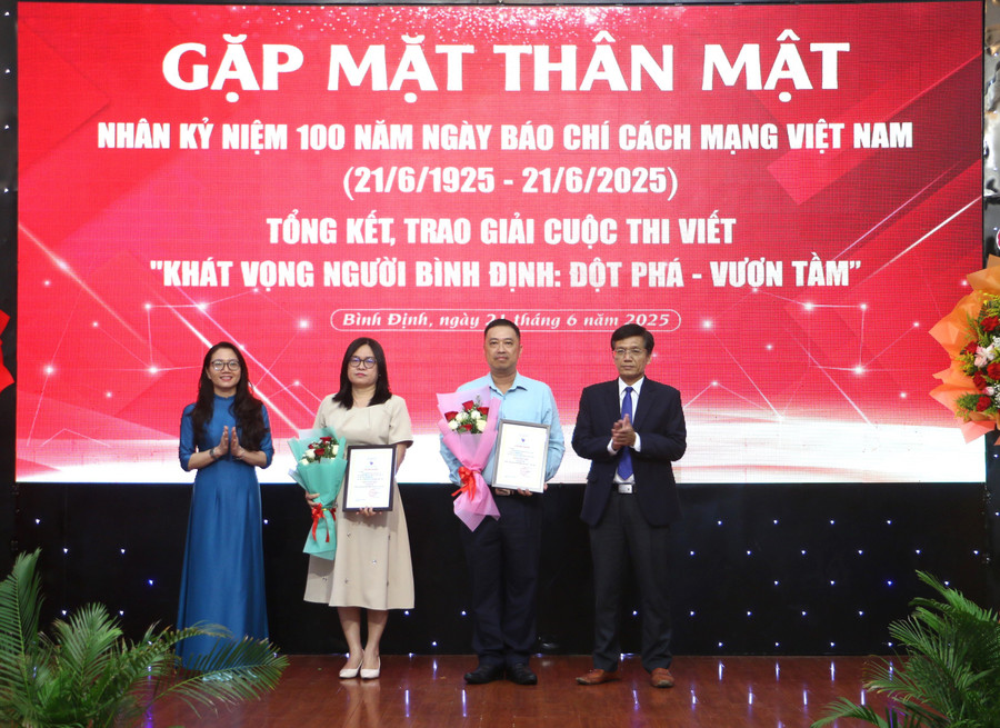 Trao giải cho các tác giả đạt giải nhì Cuộc thi viết: “Khát vọng người Bình Định: Đột phá-Vươn tầm”. Ảnh: Quang Tấn trao-giai-cho-cac-tac-gia-dat-giai-nhi-cuoc-thi-viet.jpg