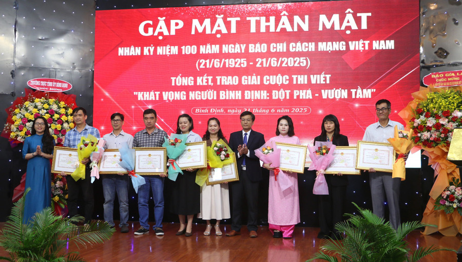 Tặng Bằng khen của Chủ tịch UBND tỉnh Bình Định cho các nhóm tác giả đạt thành tích xuất sắc tại Liên hoan Truyền hình toàn quốc lần thứ 42-năm 2025. Ảnh: Quang Tấn tang-bang-khen-cua-chu-tich-ubnd-tinh-binh-dinh-cho-cac-nhom-tac-gia-dat-thanh-tich-xuat-sac-tai-lien-hoan-truyen-hinh-toan-quoc-lan-thu-42-nam-2025.jpg
