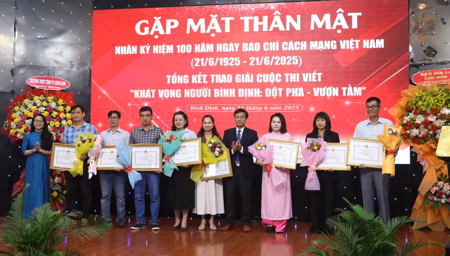 tang-bang-khen-cua-chu-tich-ubnd-tinh-binh-dinh-cho-cac-nhom-tac-gia-dat-thanh-tich-xuat-sac-tai-lien-hoan-truyen-hinh-toan-quoc-lan-thu-42-nam-2025.jpg