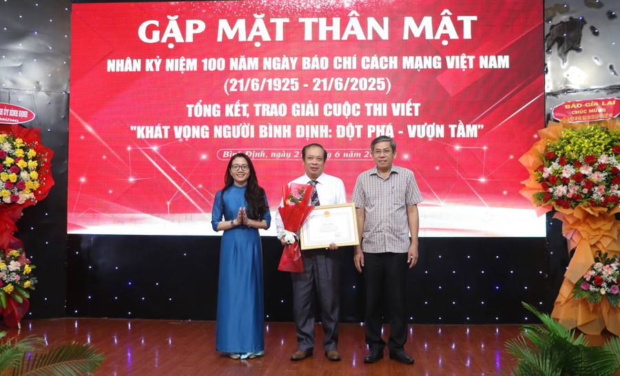 Bộ Thông tin và Truyền thông (cũ) tặng Bằng khen cho ông Nguyễn Minh Phương-Phó Tổng Biên tập Báo Bình Định. Ảnh: Quang Tấn bo-thong-tin-va-truyen-thong-cu-tang-bang-khen-cho-ong-nguyen-minh-phuong-pho-tong-bien-tap-bao-binh-dinh.jpg