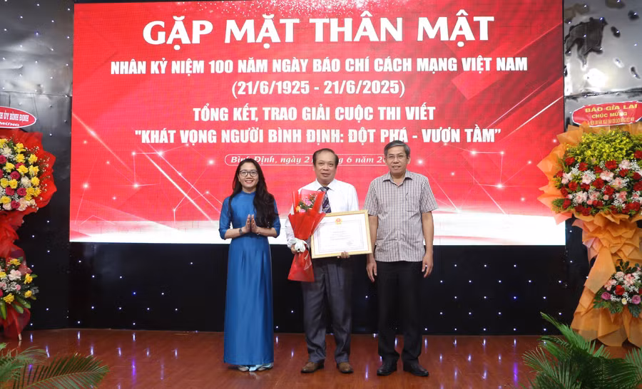 bo-thong-tin-va-truyen-thong-cu-tang-bang-khen-cho-ong-nguyen-minh-phuong-pho-tong-bien-tap-bao-binh-dinh.jpg