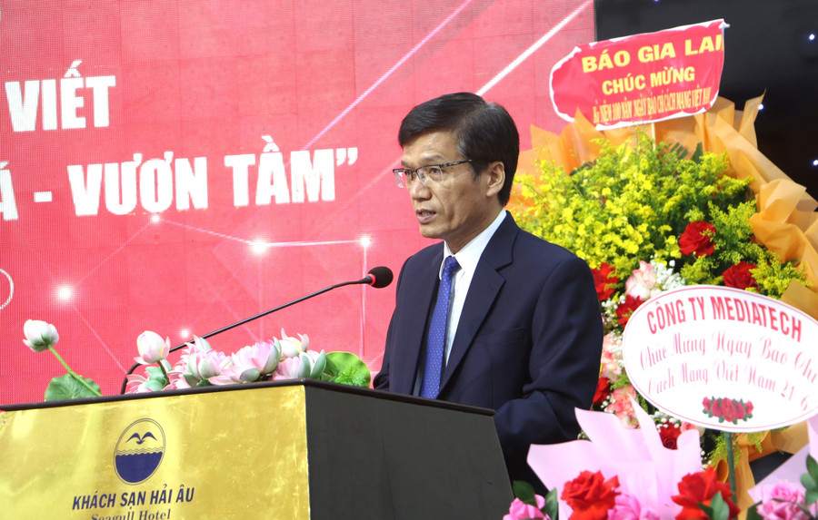 Tổng Biên tập Báo Bình Định Hồ Xuân Ánh phát biểu tại buổi gặp mặt. Ảnh: Quang Tấn tong-bien-tap-bao-binh-dinh-phat-bieu-tai-buoi-gap-mat-anh-quang-tan.jpg