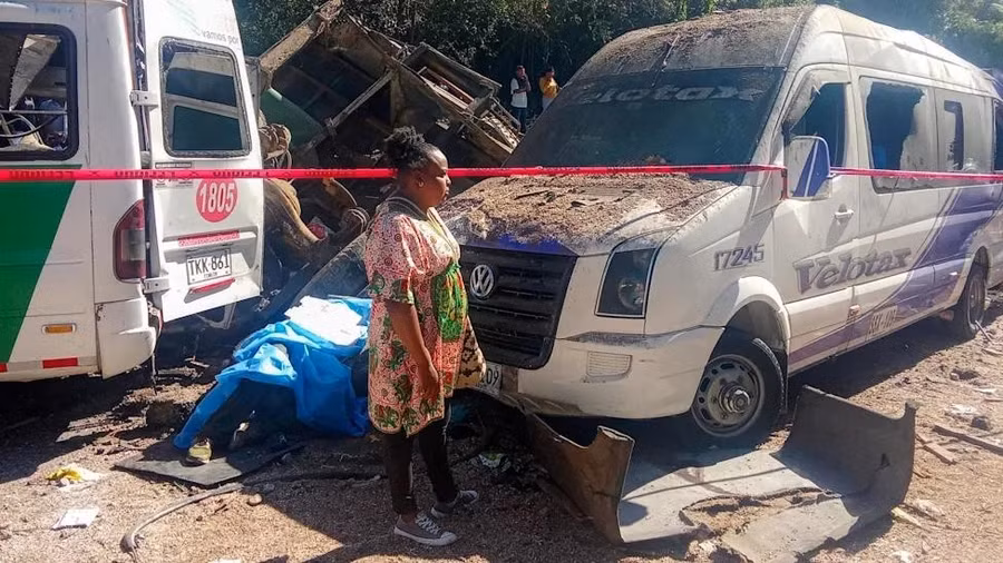 Nhiều phương tiện bị phá hủy trong vụ đánh bom. Ảnh: BBC