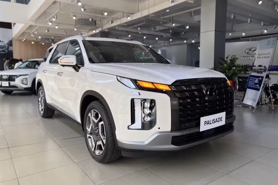 Hyundai Palisade là SUV cỡ E nhưng hiện có mức giá cạnh tranh với một số xe gầm cao cỡ D. Ảnh: Đại lý
