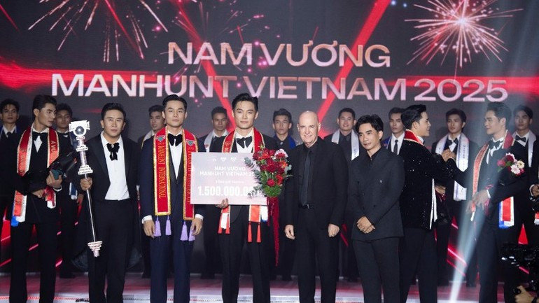 Trần Tiến Dũng gây ấn tượng với phần thi ứng xử bằng song ngữ. Ảnh: Ban Tổ Chức