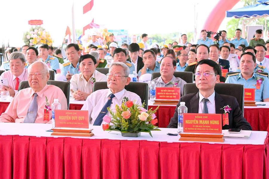 Đồng chí Nguyễn Mạnh Hùng-Ủy viên Ban Chấp hành Trung ương Đảng, Bộ trưởng Bộ Khoa học và Công nghệ (bìa phải) về dự buổi lễ tại tỉnh Gia Lai. Ảnh: Đức Thụy dong-chi-nguyen-manh-hung-uy-vien-ban-chap-hanh-trung-uong-dang-bo-truong-bo-khoa-hoc-va-cong-nghe-ngoai-cung-ben-phai-ve-du-tai-buoi-le.jpg